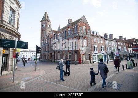 Menschen in der Bartholomew Street in Newbury, West Berkshire, Großbritannien, aufgenommen am 19. November 2020 Stockfoto