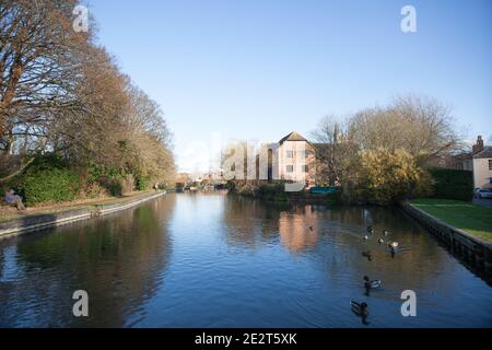 Blick auf den Kanal von Newbury Lock in West Berkshire in Großbritannien, aufgenommen am 19. November 2020 Stockfoto