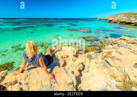 Tourist Mädchen suchen türkisfarbenen Wasser der Little Salmon Bay, eine der beliebtesten Buchten auf Rottnest Island, Perth, Western Australia. Little Salmon Bay Stockfoto