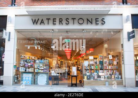 Der Waterstones-Laden in Newbury in Großbritannien, aufgenommen am 19. November 2020 Stockfoto