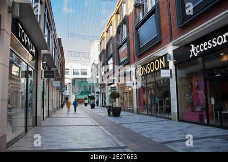 High Street Geschäfte im Parkway Shopping Centre in Newbury in Großbritannien, aufgenommen am 19. November 2020 Stockfoto