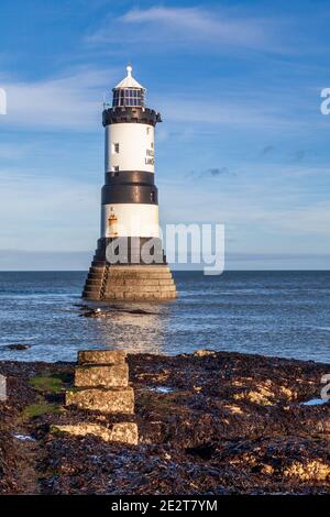 Der Leuchtturm Penmon (Trwyn Du) an der Menai Strait, Anglesey, Wales Stockfoto