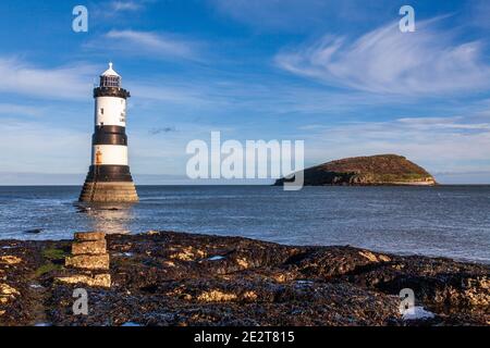 Der Leuchtturm Penmon (Trwyn Du) und die Insel Puffin an der Menai Strait, Anglesey, Wales Stockfoto