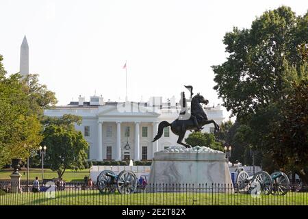 Statue des Präsidenten Andrew Jackson auf dem Lafayette Square vor dem Weißen Haus in Washington DC, USA. Stockfoto