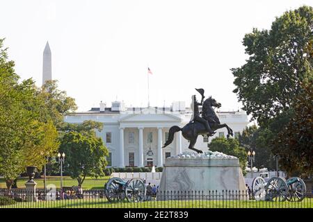 Statue des Präsidenten Andrew Jackson auf dem Lafayette Square vor dem Weißen Haus in Washington DC, USA. Stockfoto