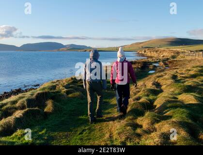 Mutter und Tochter gehen auf dem St. Magnus Way Pfad, Orkney Isles Stockfoto