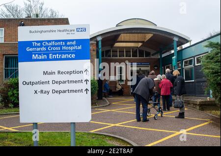 Chalfont St Peter, Buckinghamshire, Großbritannien. Januar 2021. Es war ein arbeitsreiches Morgen im Chalfonts und Gerrards Cross Hospital in Chalfont St. Peter heute Morgen, da viele ältere Menschen Schlange standen, um ihre Covid-19 Impfung zu bekommen. Ziel des Buckinghamshire Council ist es, dass allen Bewohnern über 80 Jahren bis Ende Januar 2021 ein Impftermin durch ihren Hausarzt angeboten wird. Quelle: Maureen McLean/Alamy Live News Stockfoto