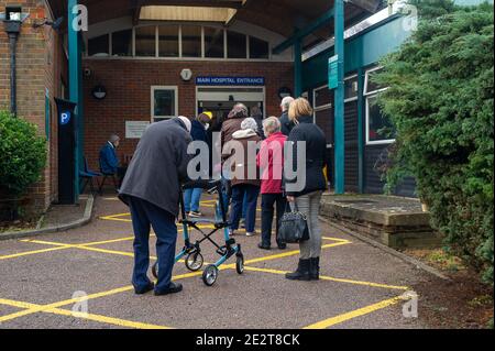 Chalfont St Peter, Buckinghamshire, Großbritannien. Januar 2021. Es war ein arbeitsreiches Morgen im Chalfonts und Gerrards Cross Hospital in Chalfont St. Peter heute Morgen, da viele ältere Menschen Schlange standen, um ihre Covid-19 Impfung zu bekommen. Ziel des Buckinghamshire Council ist es, dass allen Bewohnern über 80 Jahren bis Ende Januar 2021 ein Impftermin durch ihren Hausarzt angeboten wird. Quelle: Maureen McLean/Alamy Live News Stockfoto