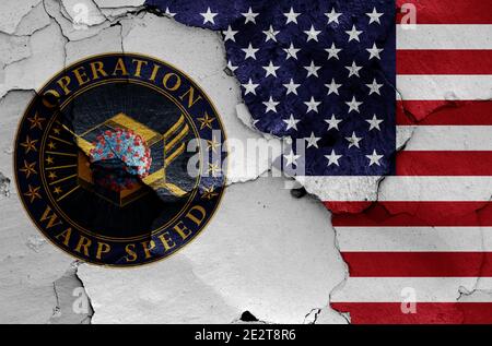 Flaggen der Operation Warp Speed und USA auf geknackt gemalt Wand Stockfoto