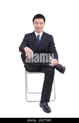 Portrait des jungen Geschäftsmannes im Stuhl sitzend, entspannende hochwertige Foto Stockfoto
