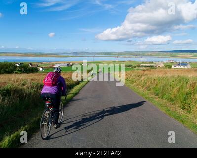 Radfahren auf ruhigen Straßen, Orkney Inseln Stockfoto