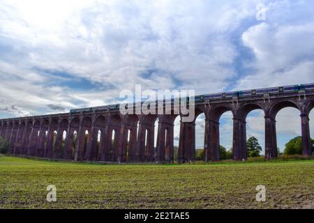 Zug über Eisenbahnbrücke Stockfoto