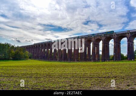 Eisenbahnzug auf einer Viaduktbrücke in Sussex, Großbritannien Stockfoto