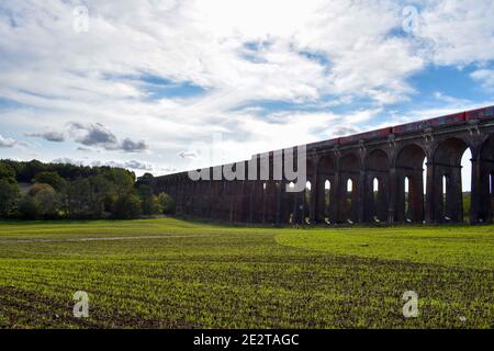 Britische Eisenbahnbrücke in der Landschaft von Sussex Stockfoto