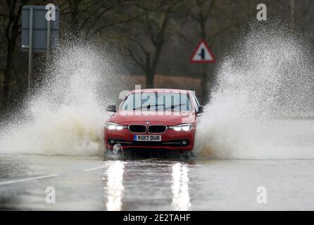 Ein Auto verhandelt eine überflutete Straße in Mountsorrel, Leciestershire, mit einem großen Teil von England bedeckt von 30 Hochwasser-Warnungen bis Mittag Freitag, und Stockfoto