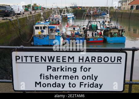 Pittenweem, Schottland, Großbritannien. 15. Januar 2021. Frische Meeresfrüchte, Krabben und Hummer landeten heute Morgen im Hafen von Pittenweem in Fife. Fischer Nick Irvine hat zwei Boote, die Muscheln, Garnelen, Samtkrabben, braune Krabben und Hummer fangen. Ein großer Teil seines Fisches wird nach Asien exportiert und ist zu dieser Zeit des Jahres wegen des bevorstehenden chinesischen Neujahrs beschäftigt, das Nachfrage und Preise erhöht. Dies hat dazu beigetragen, die Probleme bei der Ausfuhr in die EU aufgrund neuer Vorschriften auszugleichen. Bild; Blick auf Fischerboote im Hafen. Iain Masterton/Alamy Live News Stockfoto