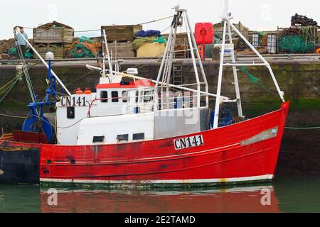 Pittenweem, Schottland, Großbritannien. 15. Januar 2021. Frische Meeresfrüchte, Krabben und Hummer landeten heute Morgen im Hafen von Pittenweem in Fife. Fischer Nick Irvine hat zwei Boote, die Muscheln, Garnelen, Samtkrabben, braune Krabben und Hummer fangen. Ein großer Teil seines Fisches wird nach Asien exportiert und ist zu dieser Zeit des Jahres wegen des bevorstehenden chinesischen Neujahrs beschäftigt, das Nachfrage und Preise erhöht. Dies hat dazu beigetragen, die Probleme bei der Ausfuhr in die EU aufgrund neuer Vorschriften auszugleichen. Bild; Blick auf Fischerboote im Hafen. Iain Masterton/Alamy Live News Stockfoto