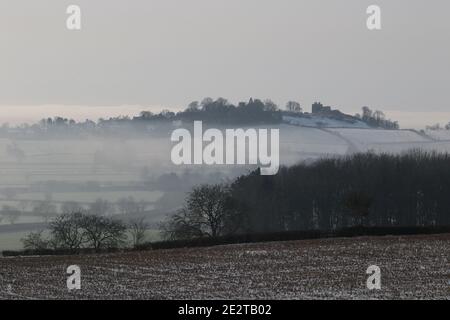 North Yorkshire. Januar 2021. UK Wetter: Blick Richtung Crayke Castle. Neblige und extrem kalte Wetterbedingungen während neuester Schneefälle, North Yorkshire, England, UK. Kredit: Matt Pennington/Alamy Live Nachrichten Stockfoto