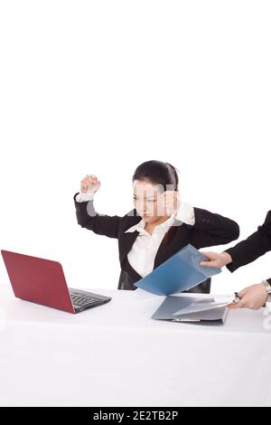 Geschäftsfrau sitzt in der Hand eines Laptops mit erhobenen Armen Hochwertige Fotos Stockfoto