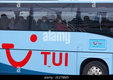 Las Palmas, Gran Canaria, Kanarische Inseln, Spanien. Januar 2021. Touristen tragen Gesichtsmasken auf dem TUI-Bus, als er auf dem TUI-Kreuzfahrtschiff in Las Palmas ankommt. Alle Passagiere kommen mit denselben mehreren TUI-Flügen aus Deutschland an, führen vor der Abreise einen negativen Covid-Test durch und erfüllen die strengen Covid-Protokolle an Bord. Die TUI Inter-Islands Kreuzfahrten sind nun seit mehreren Wochen im Einsatz. Kredit: Alan Dawson/Alamy Live Nachrichten. Stockfoto