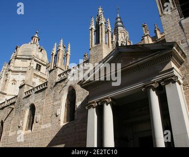 Weiße Kalkstein Toledo Kathedrale Primate Kathedrale von Saint Mary of Toledo mit dem Level Portal neoklassizistischer Eingang Stockfoto