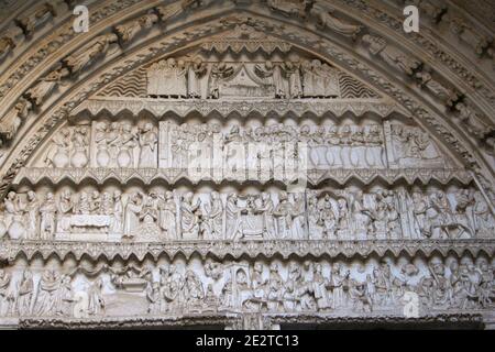 Weiße Kalkstein Toledo Kathedrale Primate Kathedrale von Saint Mary of Toledo mit Detail des Tympanums über dem Portal von Die Uhr Toledo Spanien Stockfoto