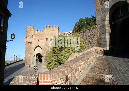 Puerta del Sol und Stadtmauern von Toledo Spanien Stockfoto