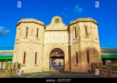 Fassade des Gefängnisses von Fremantle, historisches Gebäude und UNESCO-Weltkulturerbe und eine der berühmtesten Sehenswürdigkeiten. Stockfoto