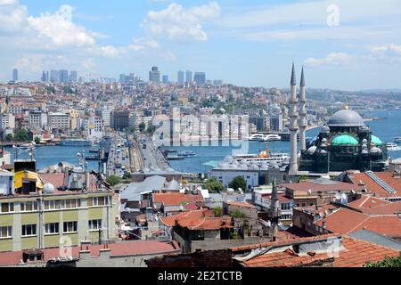 Blick auf die Skyline von Istanbul mit Blick auf den Galata-Turm und die Brücke. Wahrscheinlich die beste Aussicht in Istanbul. Stockfoto