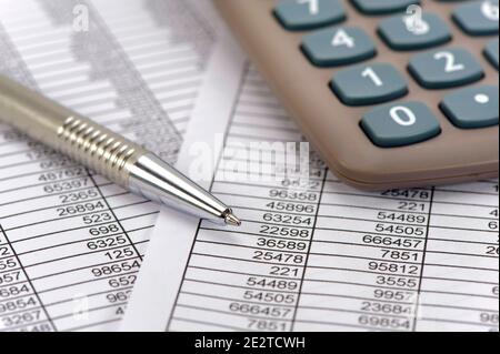Finanzen und Wirtschaft mit Kalkulation und Diagramm Stockfoto