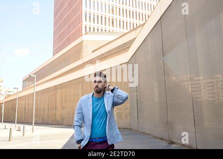 Bärtiger Mann, Modelmodell, im urbanen Hintergrund in lässiger Kleidung. Stockfoto