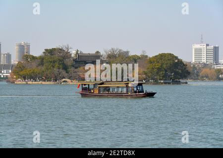 Boot auf dem Südsee von Jiaxings oder Nan Hu, ähnlich dem Boot, das die Kommunistische Partei Chinas 1921 für ihr erstes Treffen hier benutzte. Stockfoto