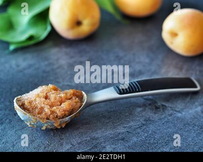 Eiscreme mit orangenem Aprikosensorbet. Frische Aprikosen auf dunklem unscharfem Hintergrund. Speicherplatz kopieren. Stockfoto