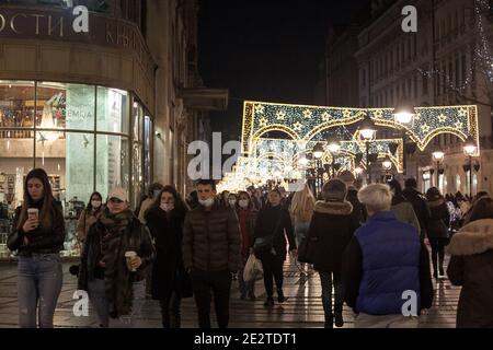 BELGRAD, SERBIEN - DEZEMBER 26 2020: Selektive Unschärfe auf Menschen mit einer Gesichtsmaske in den Straßen von Kneza Mihailova auf Coronavirus covid 19 Krise krank Stockfoto