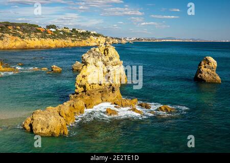 Eroded Rocks And Cliffs Am Praia Sao Rafael In Der Nähe Von Albufeira Die Algarve Stockfoto