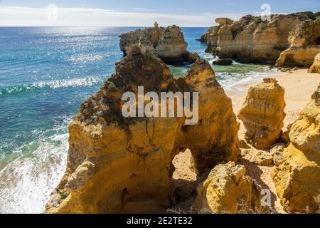 Erodierte Felsen Am Praia Sao Rafael In Der Nähe Von Albufeira An Der Algarve Portugal Stockfoto