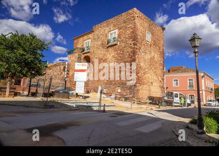 Silves Old City Gate Turret (Portas da Cidade de Silves), Es gibt Stadtbau Ausgrabung vor dem Torgebäude Silves, der Algarve, Por Stockfoto