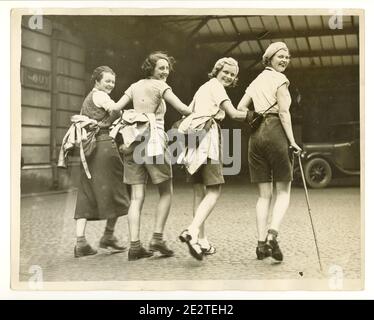 Pressefoto aus der Zeit des 2. Weltkriegs von glücklichen jungen Wanderinnen am Bahnhof, London, Großbritannien, 1940er Jahre Stockfoto