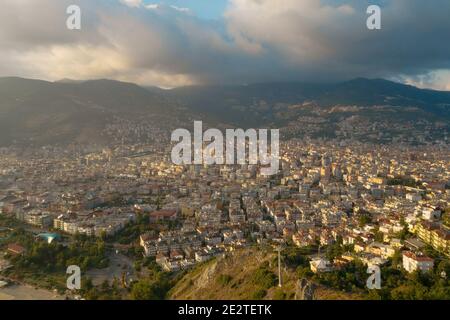Türkische Stadtansicht in touristischem Ort. Eine Luftaufnahme des Alanya in Antalya Türkei mit bewölktem Himmel. Stockfoto