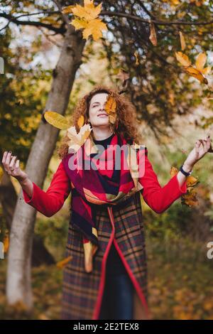 Schwangerschaft, Mutterschaft und Glück. Stilvolle junge schwangere Frau mit Ruhe im Herbst Park. Schöne Frau erwartet Baby, genießen süßen Moment Stockfoto