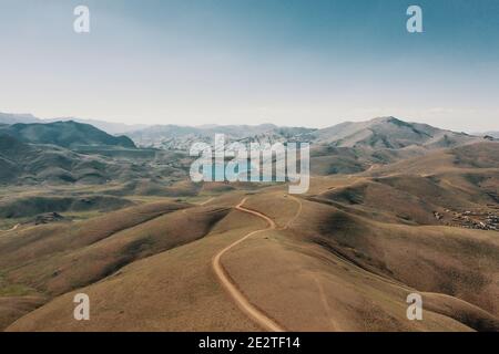 Luftaufnahme eines Pfades, der zu einer beeindruckenden Berglandschaft in der Türkei führt. Malerische Aussicht Stockfoto