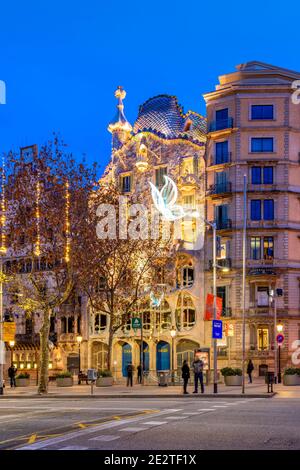 Passeig de Gracia Avenue mit Weihnachtsbeleuchtung und Casa Batllo im Hintergrund, Barcelona, Katalonien, Spanien geschmückt Stockfoto