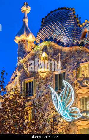 Casa Batllo geschmückt mit Weihnachtsbeleuchtung, Barcelona, Katalonien, Spanien Stockfoto