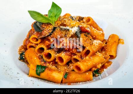 Penne alla norma Nudelgericht serviert in einem Restaurant in Catania, Sizilien, Italien Stockfoto