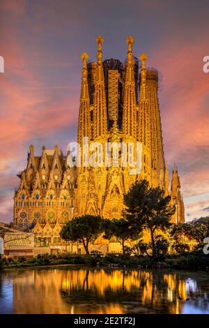 Blick in die Dämmerung über die Krippenfassade, die Basilika Sagrada Familia, Barcelona, Katalonien, Spanien Stockfoto