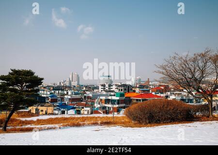 Verschneite Winterdorf in Suwon, Korea Stockfoto
