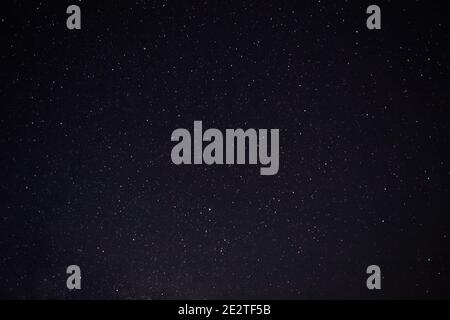 Nachthimmel mit vielen glänzenden Sternen. Natürlicher Astro-Hintergrund Stockfoto