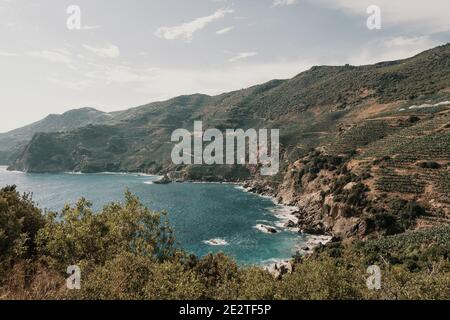 Blick auf den Strand und die Wellen von oben. Türkisfarbenes Wasser Hintergrund Luftaufnahme. Sommer Seestück aus der Luft. Draufsicht von der Drohne. Idee des Reisekonzepts Stockfoto