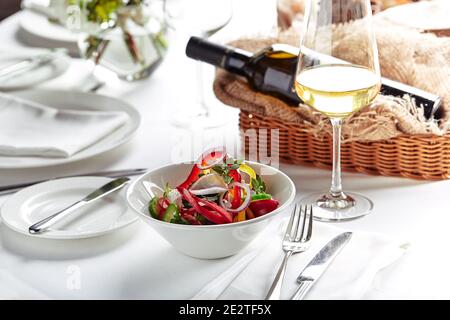 Klassischer griechischer Salat. Festliche Bankettgerichte. Gourmet-Restaurant-Menü. Weißer Hintergrund Stockfoto