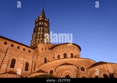 Basilika von Saint Sernin bei Nacht oder Dämmerung, Wahrzeichen romanische Kirche Toulouse frankreich Stockfoto
